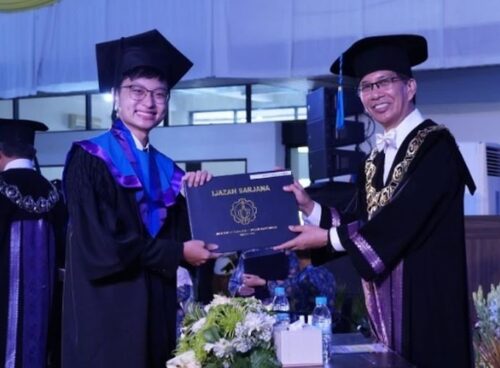 Alvin, Wisudawan Terbaik dengan IPK 3,96