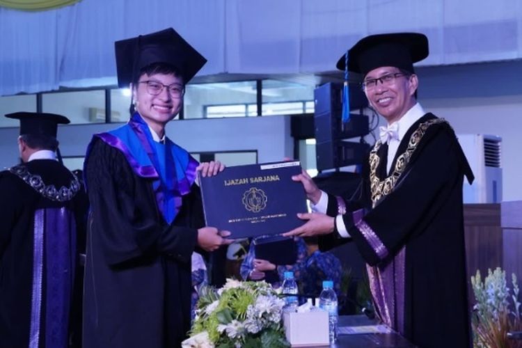 Alvin, Wisudawan Terbaik dengan IPK 3,96